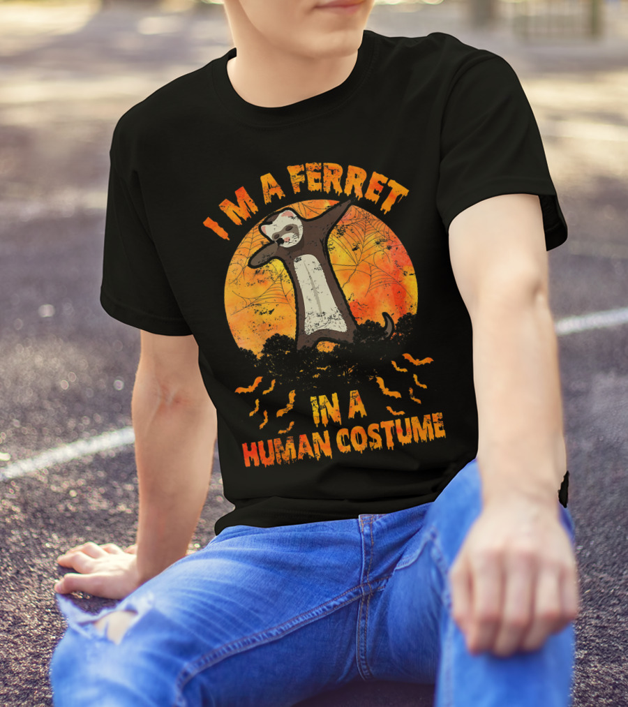 I'M A FERRET IN A HUMAN COSTUME HALLOWEEN 밤 하늘에 박쥐 Parte 2 Ferret T-Shirt