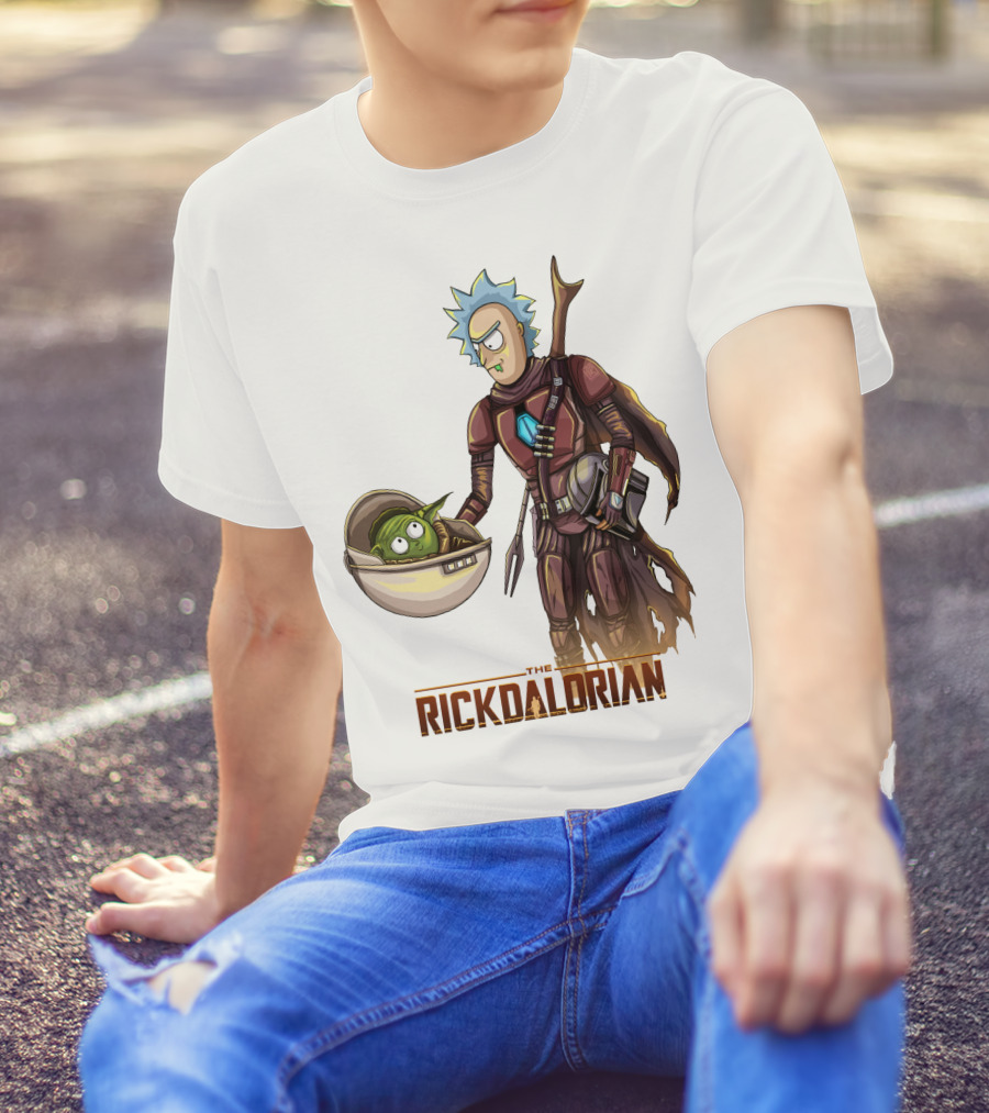 The RICKDALORIAN Sci-Fi Character Fusion With Armor And Green Alien In Pod T-Shirt
