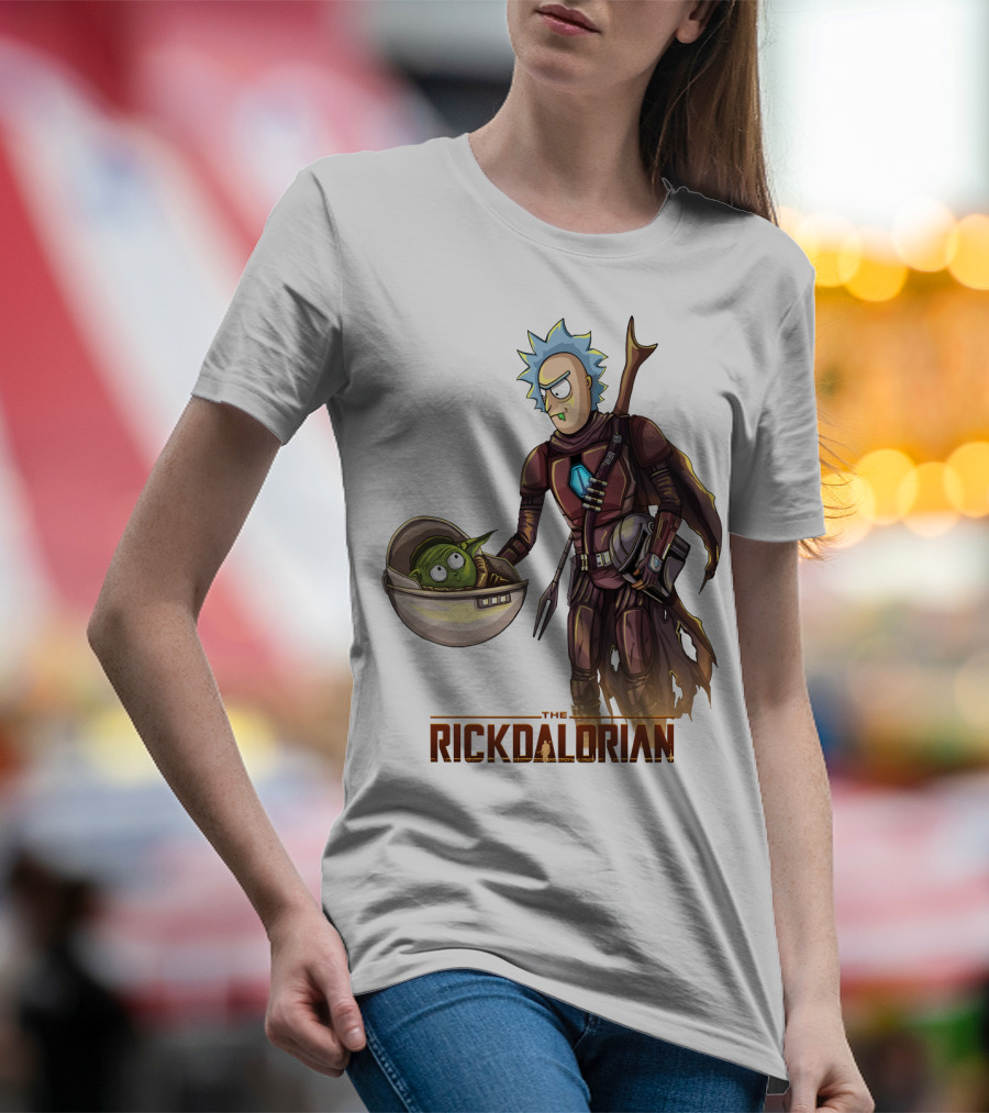 The RICKDALORIAN Sci-Fi Character Fusion With Armor And Green Alien In Pod T-Shirt