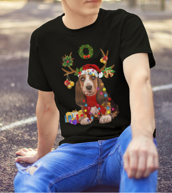 Basset Hound Santa Hat Reindeer Christmas Lights Wreath Holiday Gifts T-Shirt