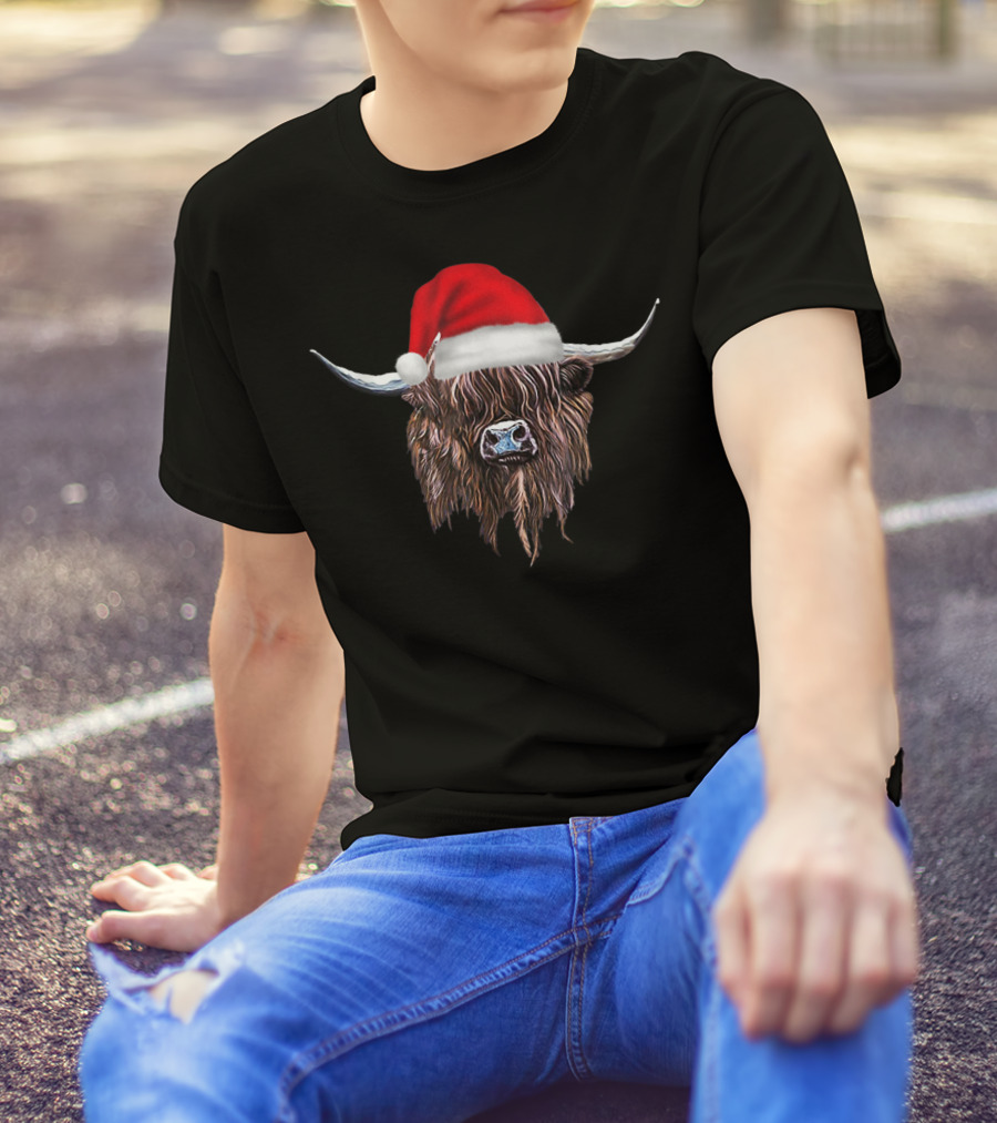 Scottish Highland Cow Wearing Santa Hat T-Shirt
