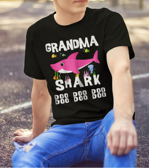 Grandma Shark Doo Doo Doo Mothers Pink Cartoon Fish Sea Creatures T-Shirt