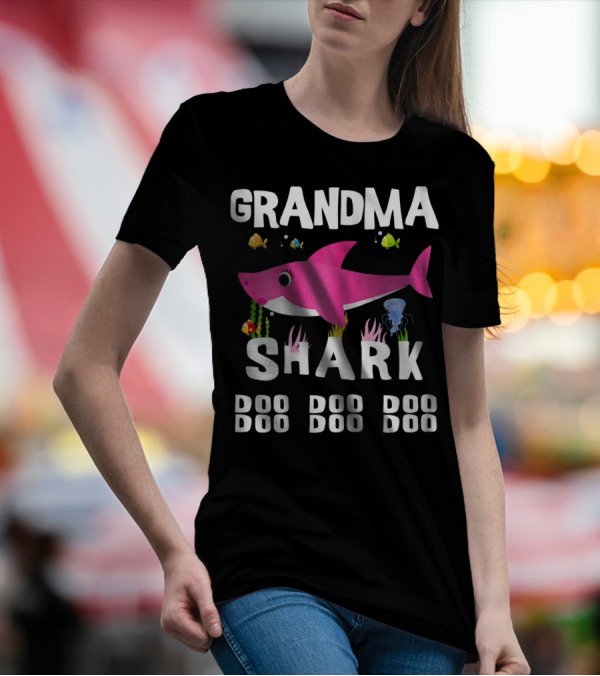 Grandma Shark Doo Doo Doo Mothers Pink Cartoon Fish Sea Creatures T-Shirt