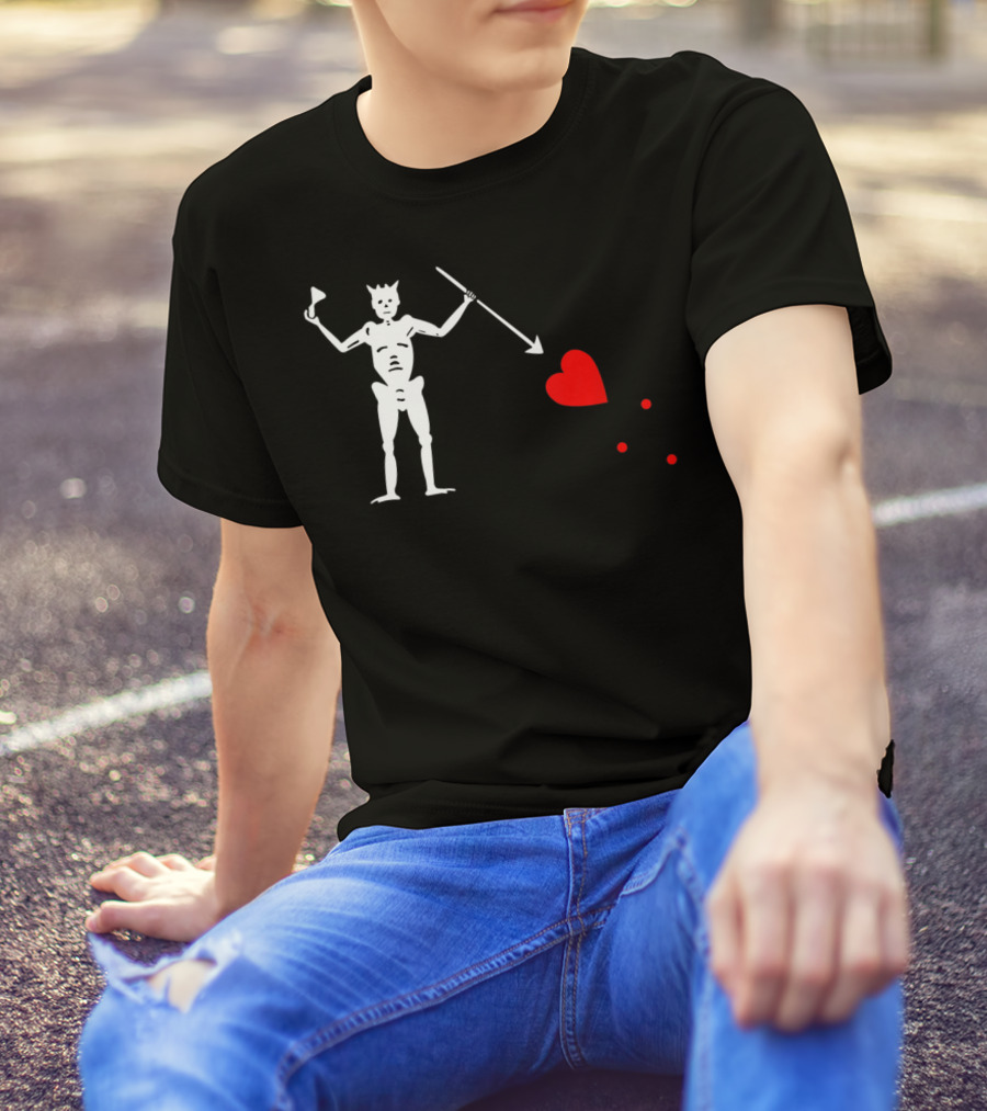 Skeleton With Spear And Heart On Blackbeard's Jolly Roger Pirate Flag T-Shirt