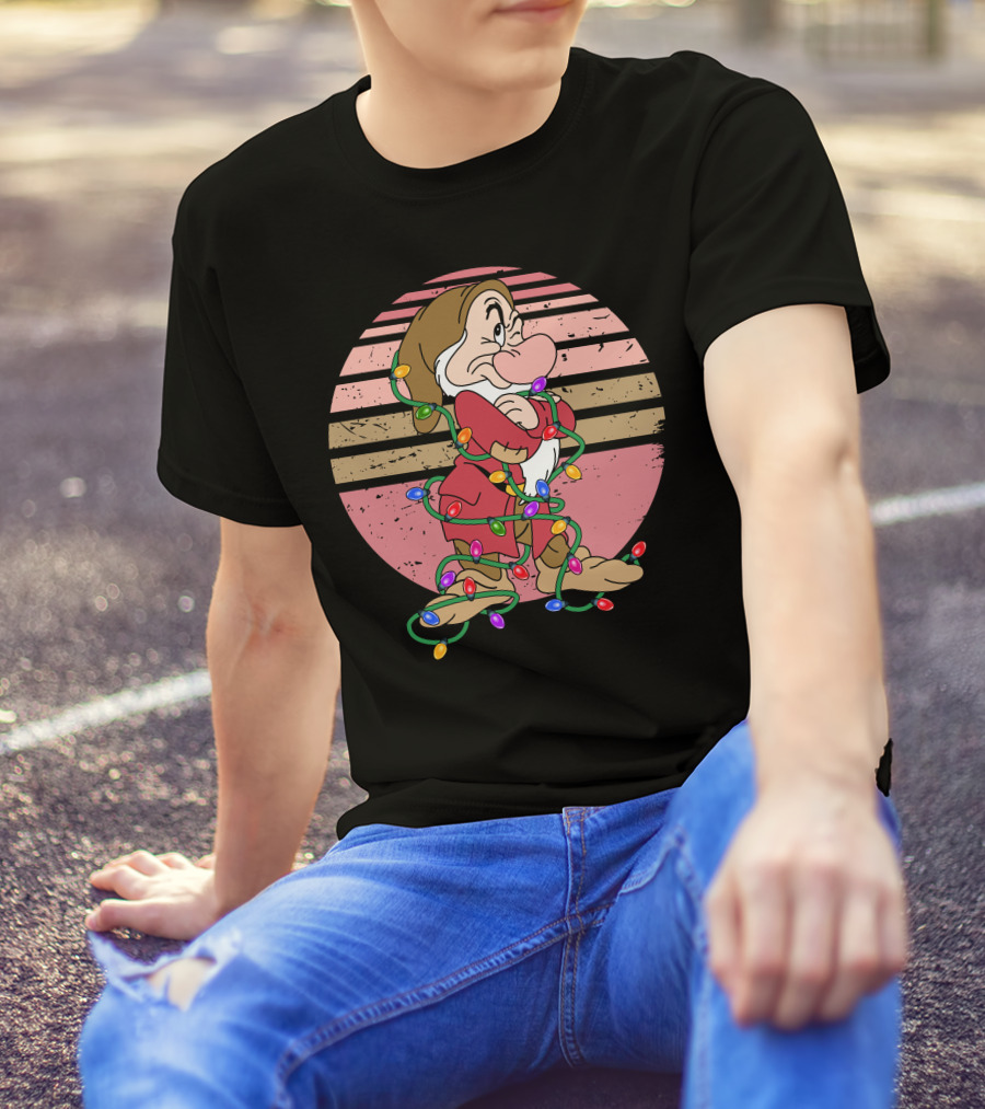 Grumpy Dwarf Wrapped In Christmas Lights Retro Sunset Style T-Shirt