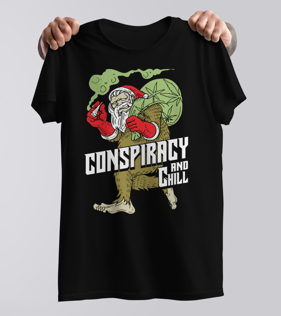 Conspiracy And Chill Bigfoot Weihnachtsmann Raucht Gras Fun Santa Bigfoot Smoking Christmas Weed T-Shirt