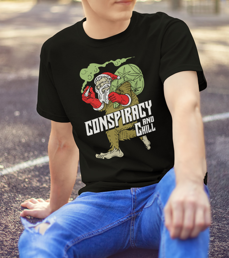 Conspiracy And Chill Bigfoot Weihnachtsmann Raucht Gras Fun Santa Bigfoot Smoking Christmas Weed T-Shirt