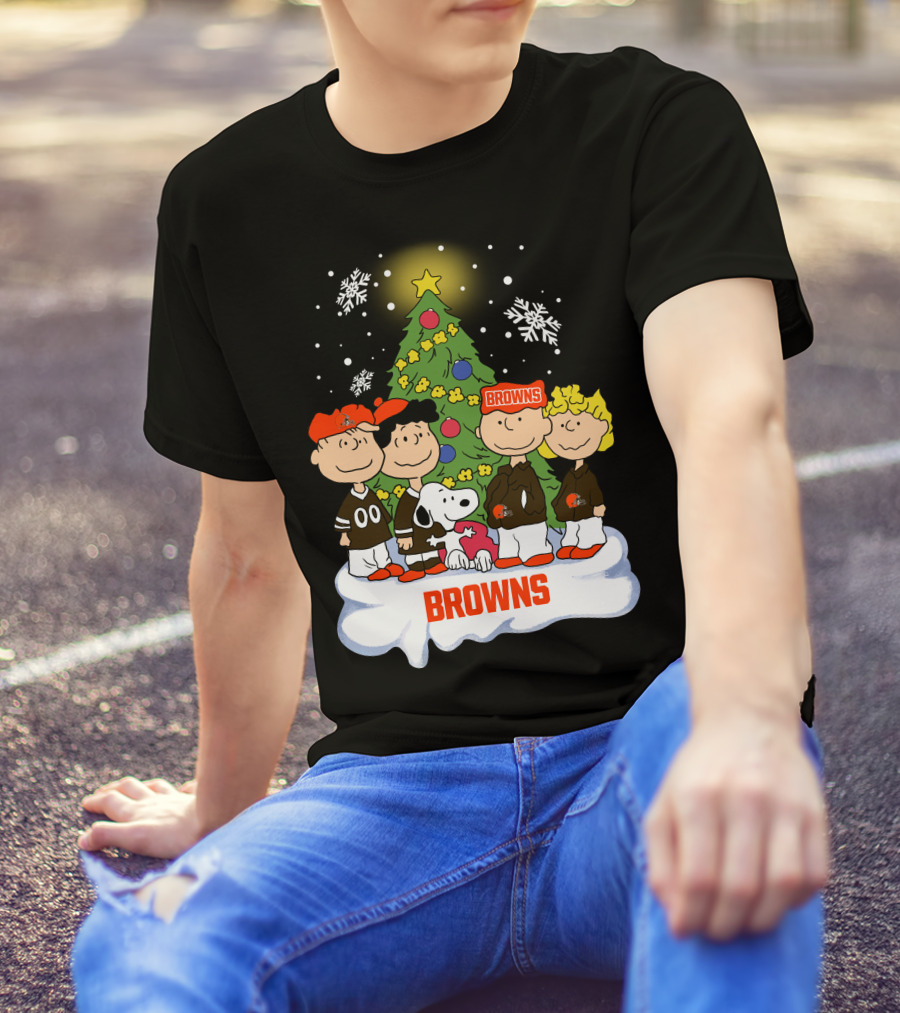 Snoopy Christmas Cleveland Browns Peanuts Characters Holiday Scene T-Shirt