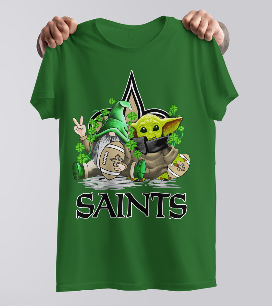 New Orleans Saints Football St. Patrick’s Day Gnome And Baby Alien With Shamrocks T-Shirt