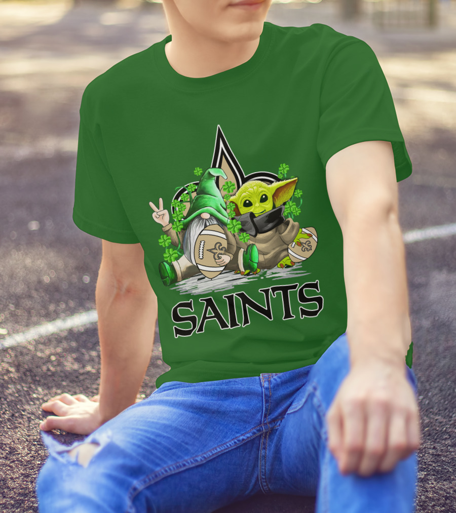 New Orleans Saints Football St. Patrick’s Day Gnome And Baby Alien With Shamrocks T-Shirt