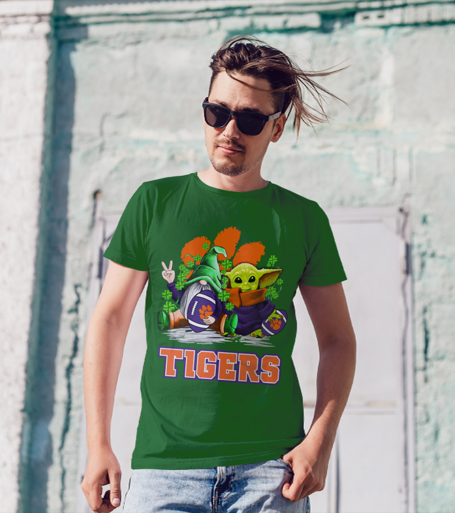 Clemson Tigers St. Patrick’s Day Football Gnome And Baby Yoda T-Shirt