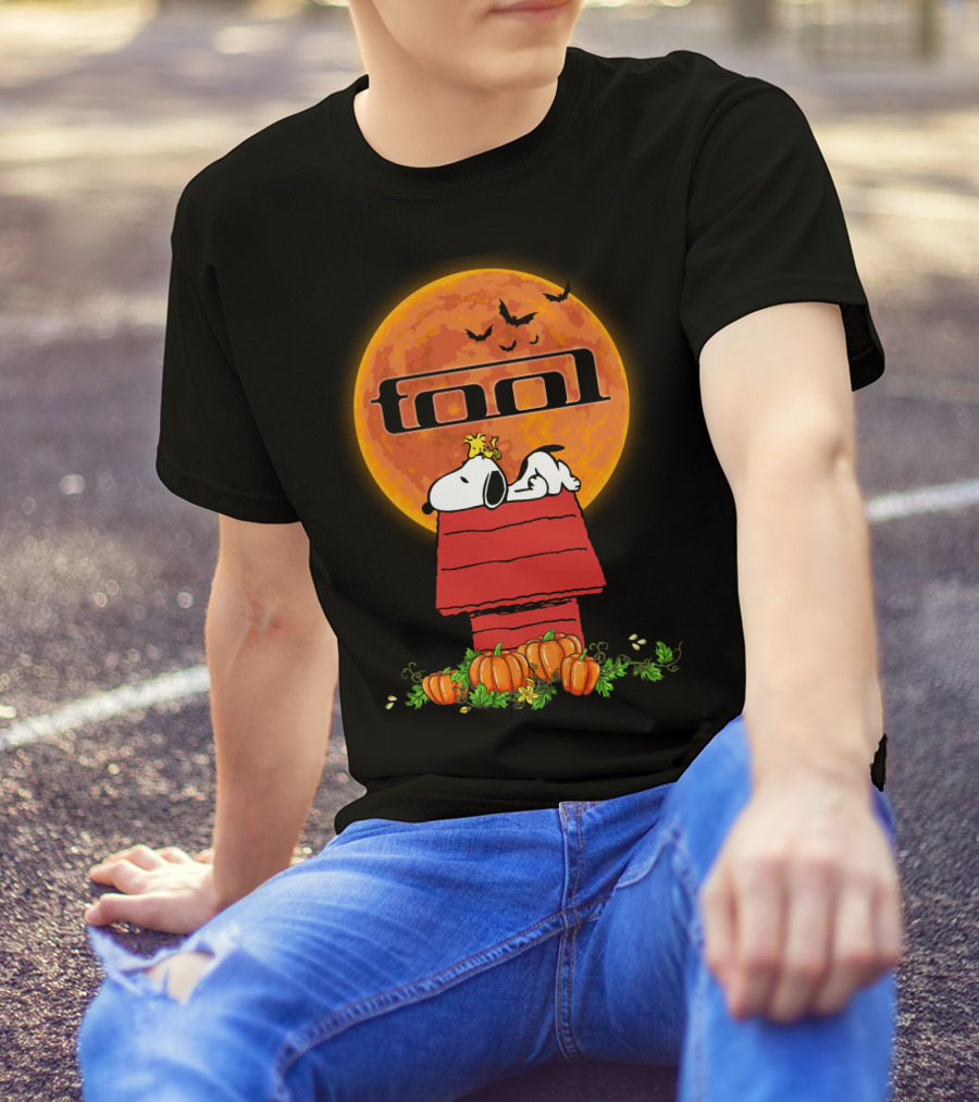 Tool 012a Halloween Snoopy Pumpkin Moon Scene T-Shirt