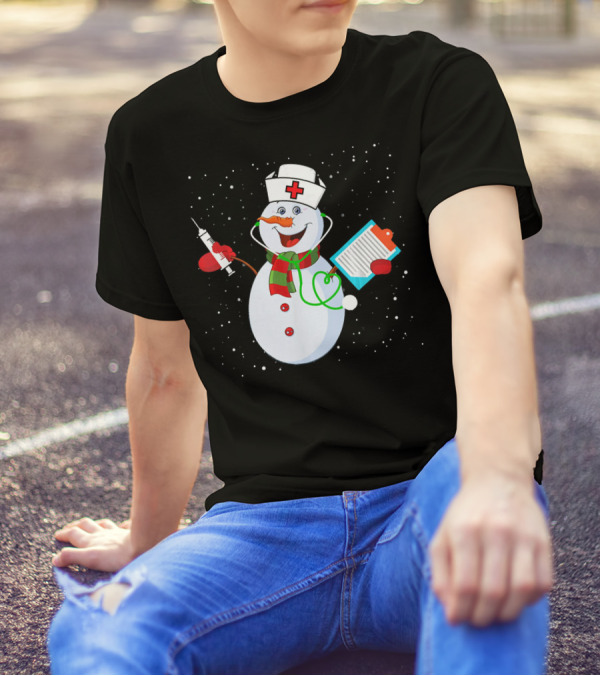 Christmas Snowman Nurse Holding Syringe And Clipboard T-Shirt
