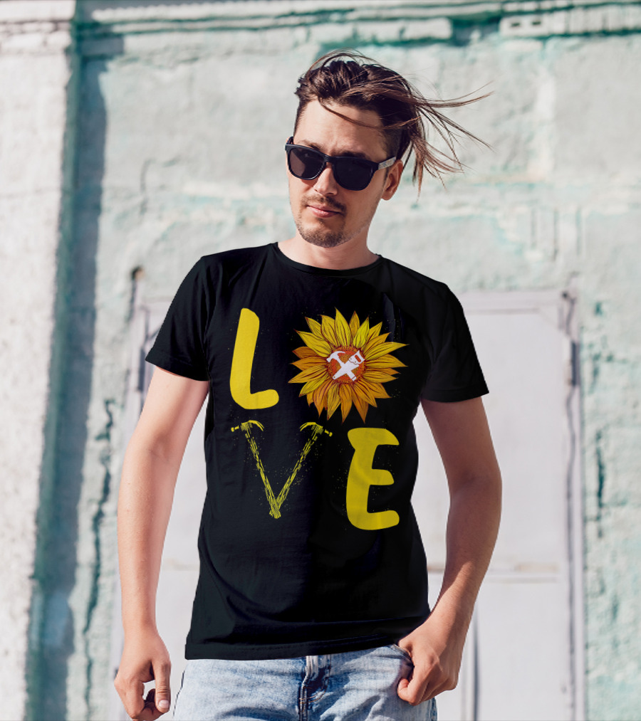 LOVE Hammer Saw Sunflower Carpenter Craftsmanship And Nature Fusion T-Shirt