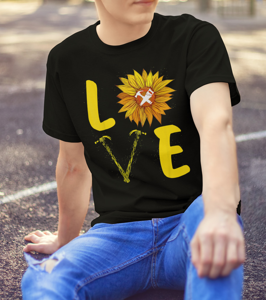 LOVE Hammer Saw Sunflower Carpenter Craftsmanship And Nature Fusion T-Shirt