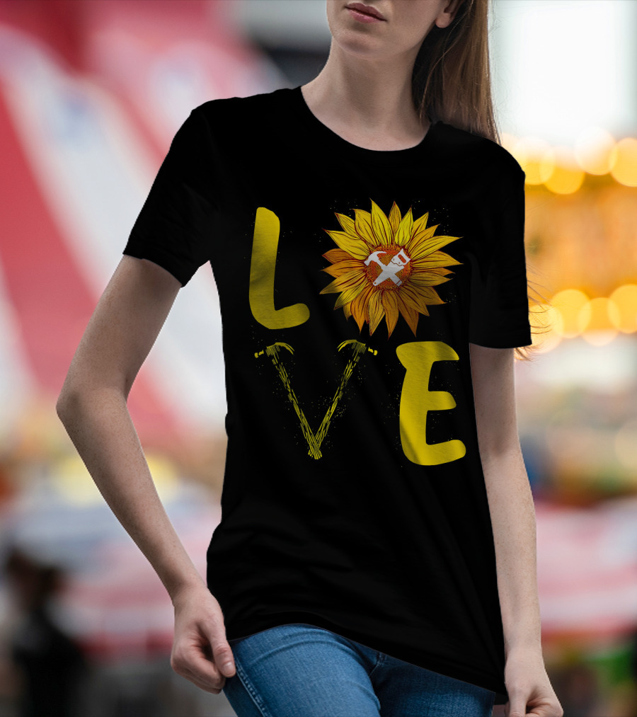 LOVE Hammer Saw Sunflower Carpenter Craftsmanship And Nature Fusion T-Shirt