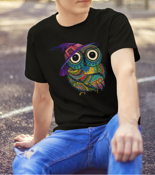 Vibrant Owl In Witch Hat For Halloween Costume Fun T-Shirt
