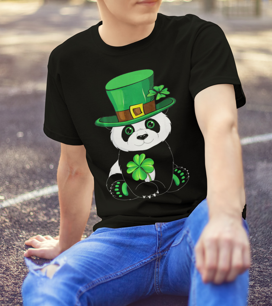 Panda With Shamrock And Leprechaun Hat For St Patricks Day T-Shirt