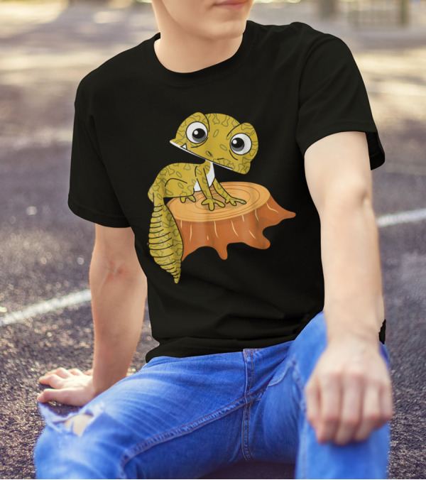 Cute Gecko Sitting On Tree Stub T-Shirt