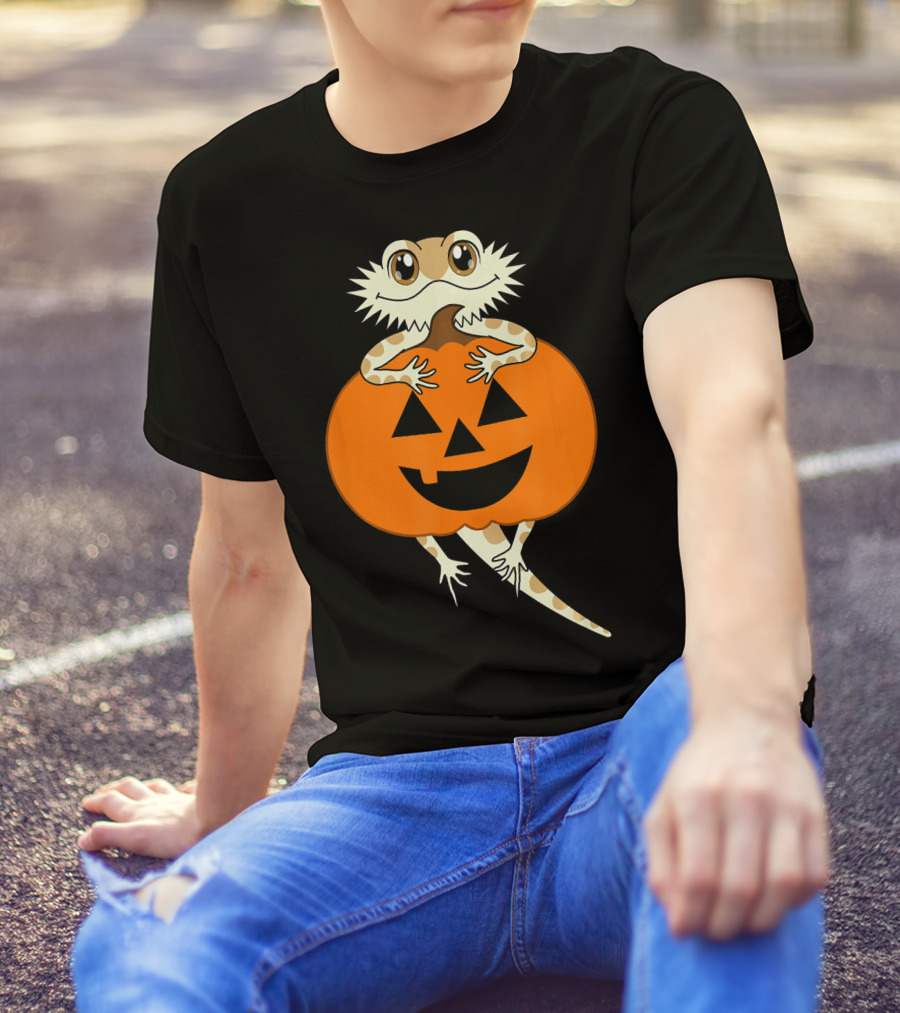 Bearded Dragon Hugging Pumpkin Jack O Lantern Cartoon T-Shirt