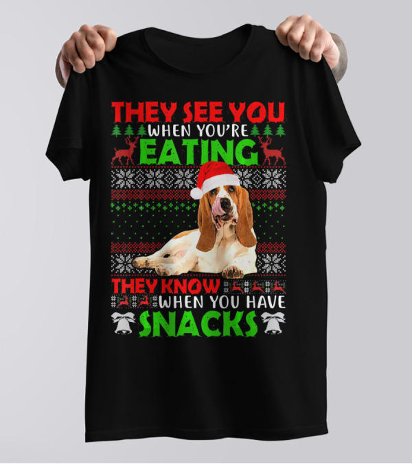THEY SEE YOU WHEN YOU'RE EATING THEY KNOW WHEN YOU HAVE SNACKS Basset Hound Santa Hat Ugly T-Shirt