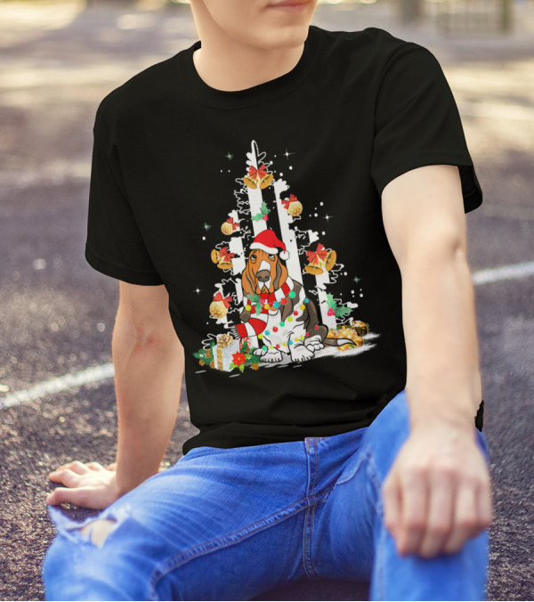 Basset Hound Santa Hat With Christmas Tree And Gifts USA Fla T-Shirt