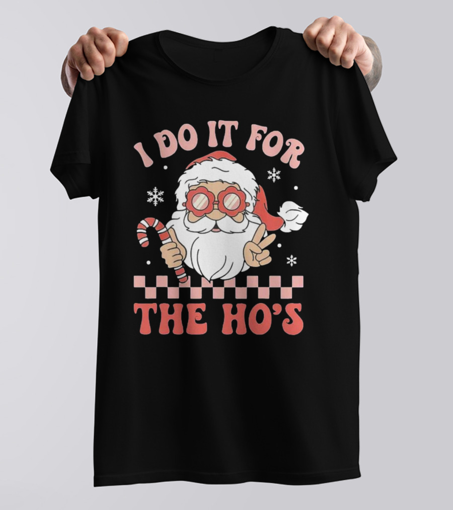 I Do It For The Ho’s Funny Christmas Santa With Candy Cane And Peace Sign T-Shirt