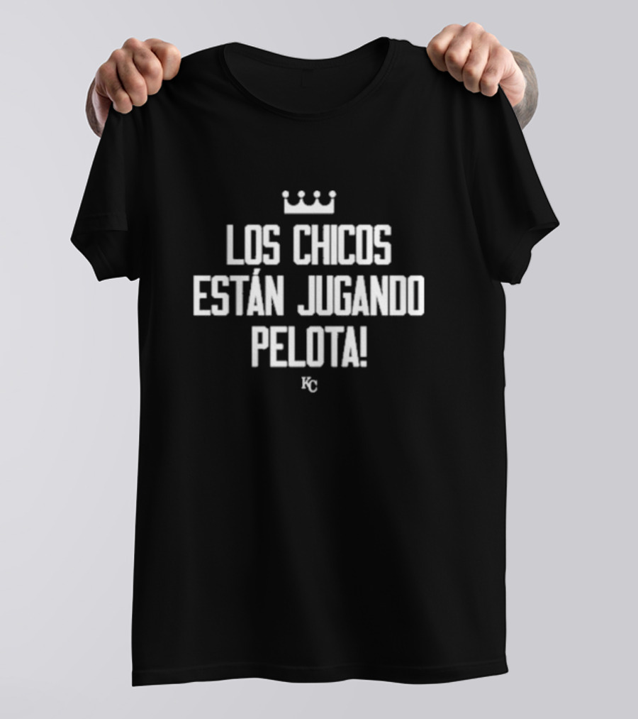 Los Chicos Están Jugando Pelota KC Crown T-Shirt