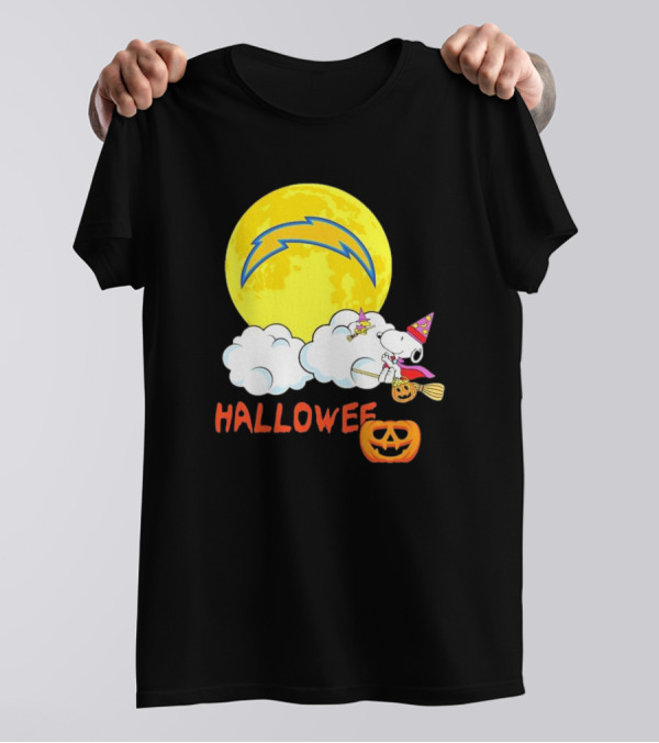 Snoopy Los Angeles Chargers NFL Halloween Moon Pumpkin T-Shirt