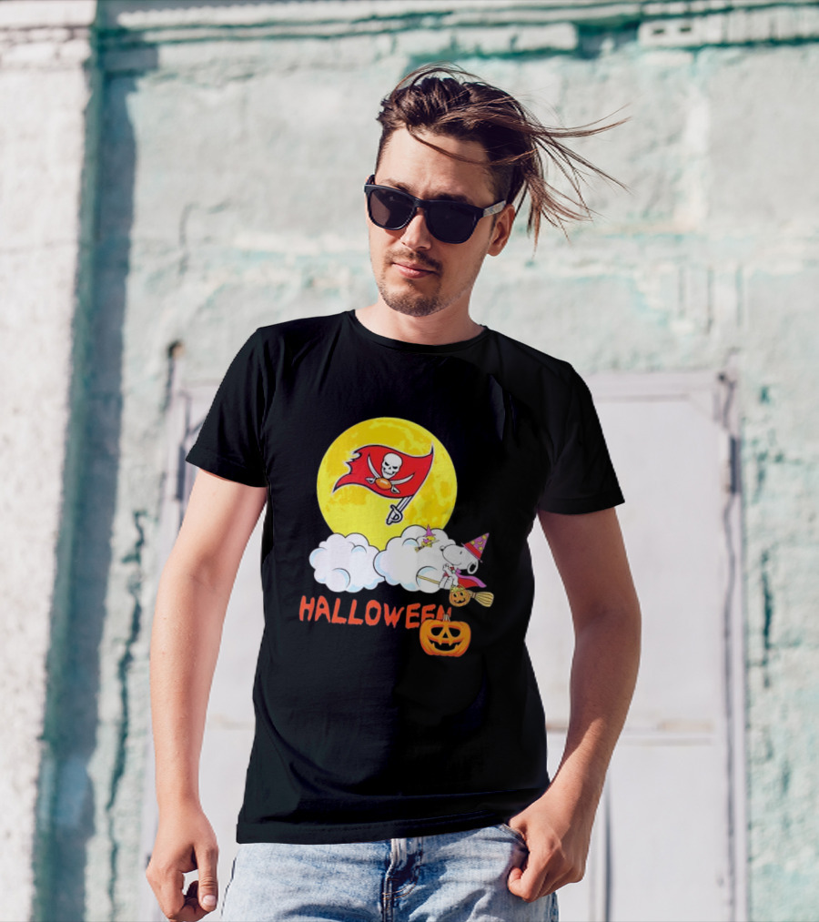 Snoopy Tampa Bay Buccaneers NFL Halloween 2024 Peanuts Moon Jack-O'-Lantern T-Shirt