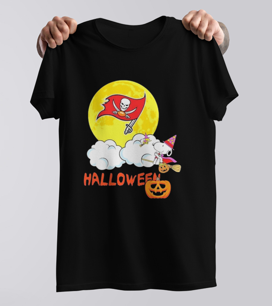 Snoopy Tampa Bay Buccaneers NFL Halloween 2024 Peanuts Moon Jack-O'-Lantern T-Shirt