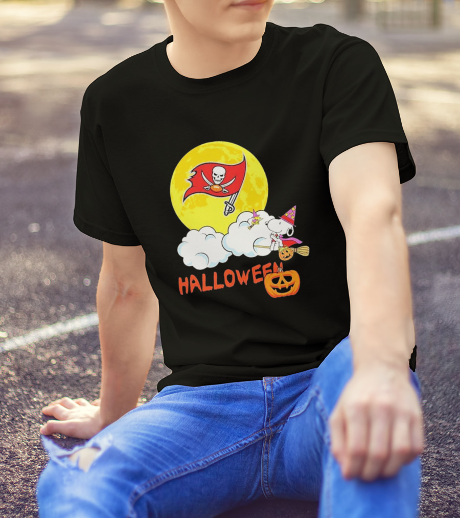 Snoopy Tampa Bay Buccaneers NFL Halloween 2024 Peanuts Moon Jack-O'-Lantern T-Shirt