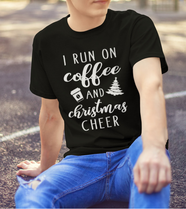 I Run On Coffee And Christmas Cheer עם כוס קפה ועץ אשוח T-Shirt
