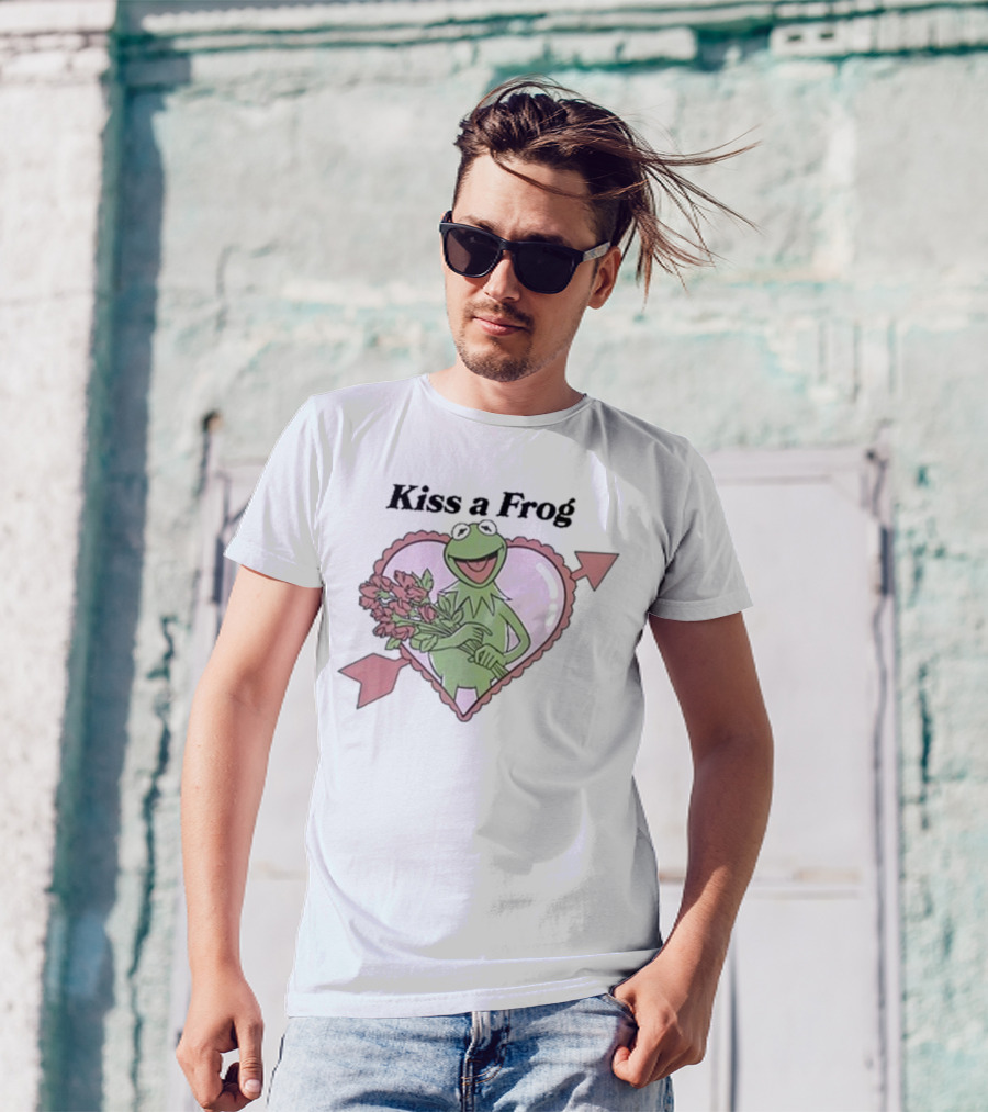 Kiss A Frog Kermit Heart And Roses T-Shirt
