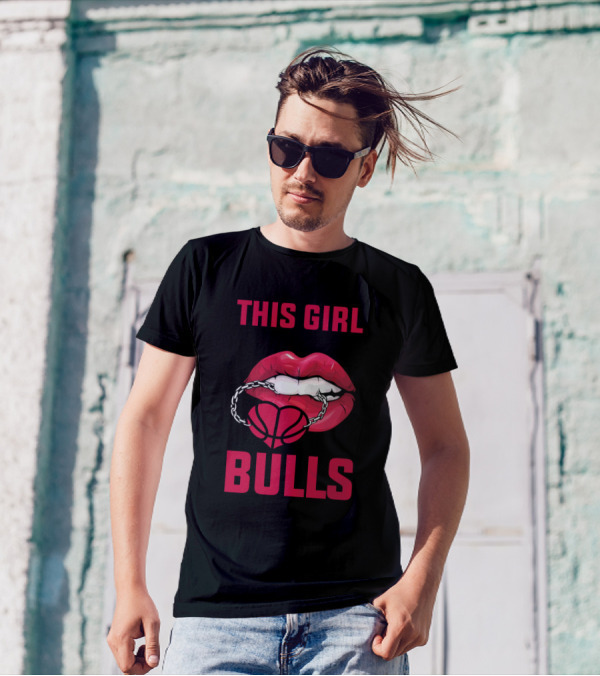 This Girl Loves Her Bulls Basketball Heart Chain Lip T-Shirt