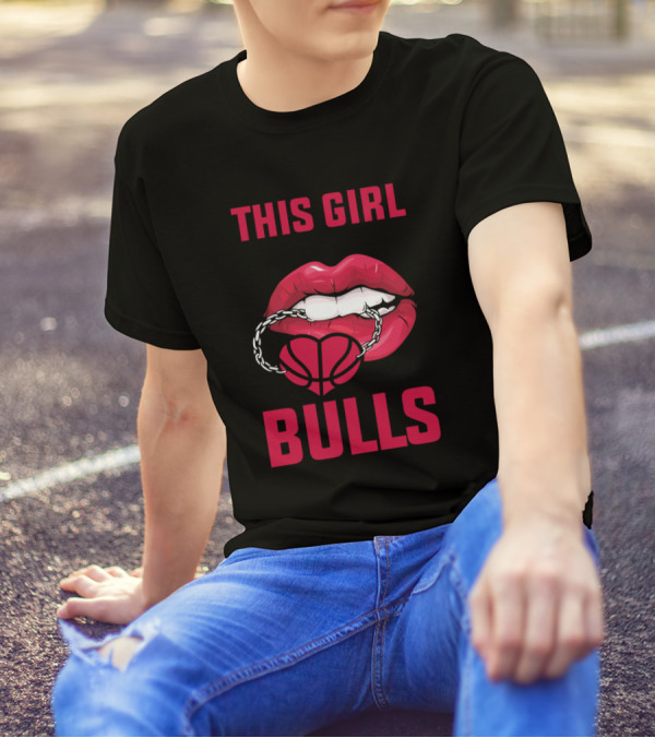 This Girl Loves Her Bulls Basketball Heart Chain Lip T-Shirt