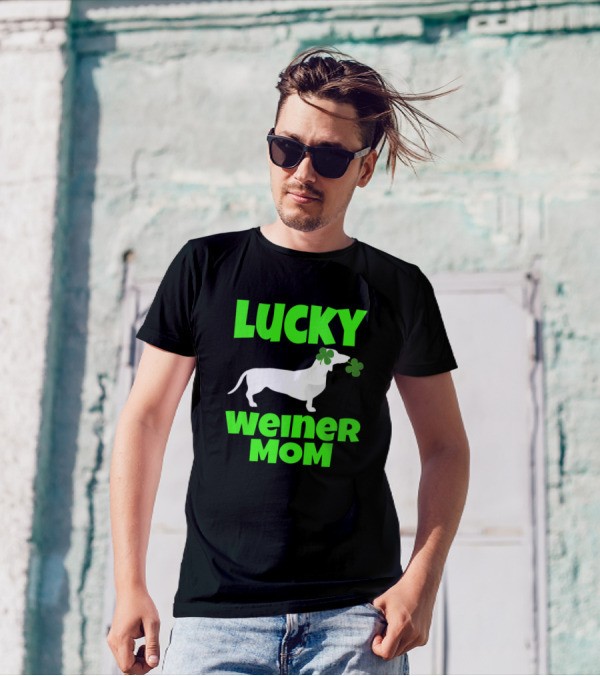 Lucky Weiner Mom St Patricks Day Dachshund With Shamrocks T-Shirt
