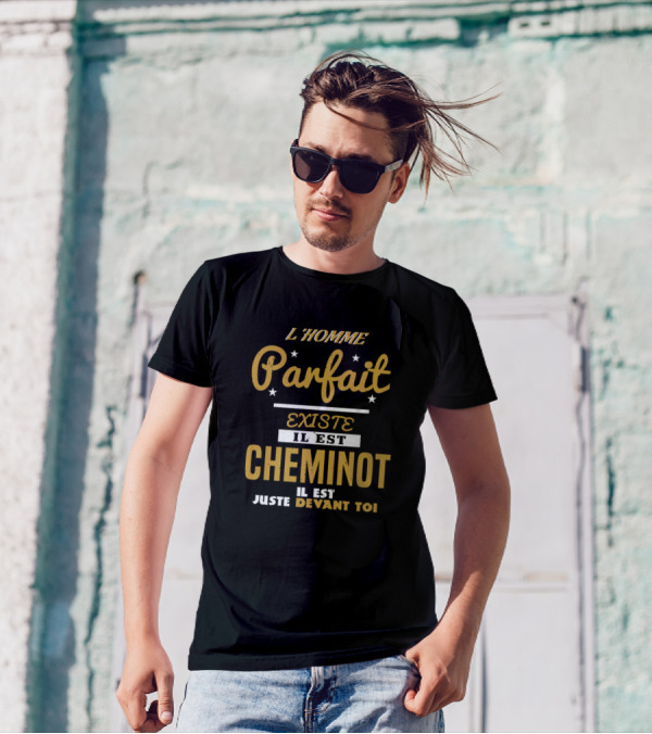L'Homme Parfait Existe Il Est Cheminot Il Est Juste Devant Toi T-Shirt