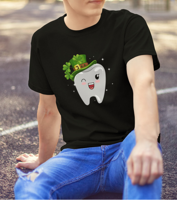 Cute Tooth Wearing Leprechaun Hat Dental Assistant St Patricks Day T-Shirt