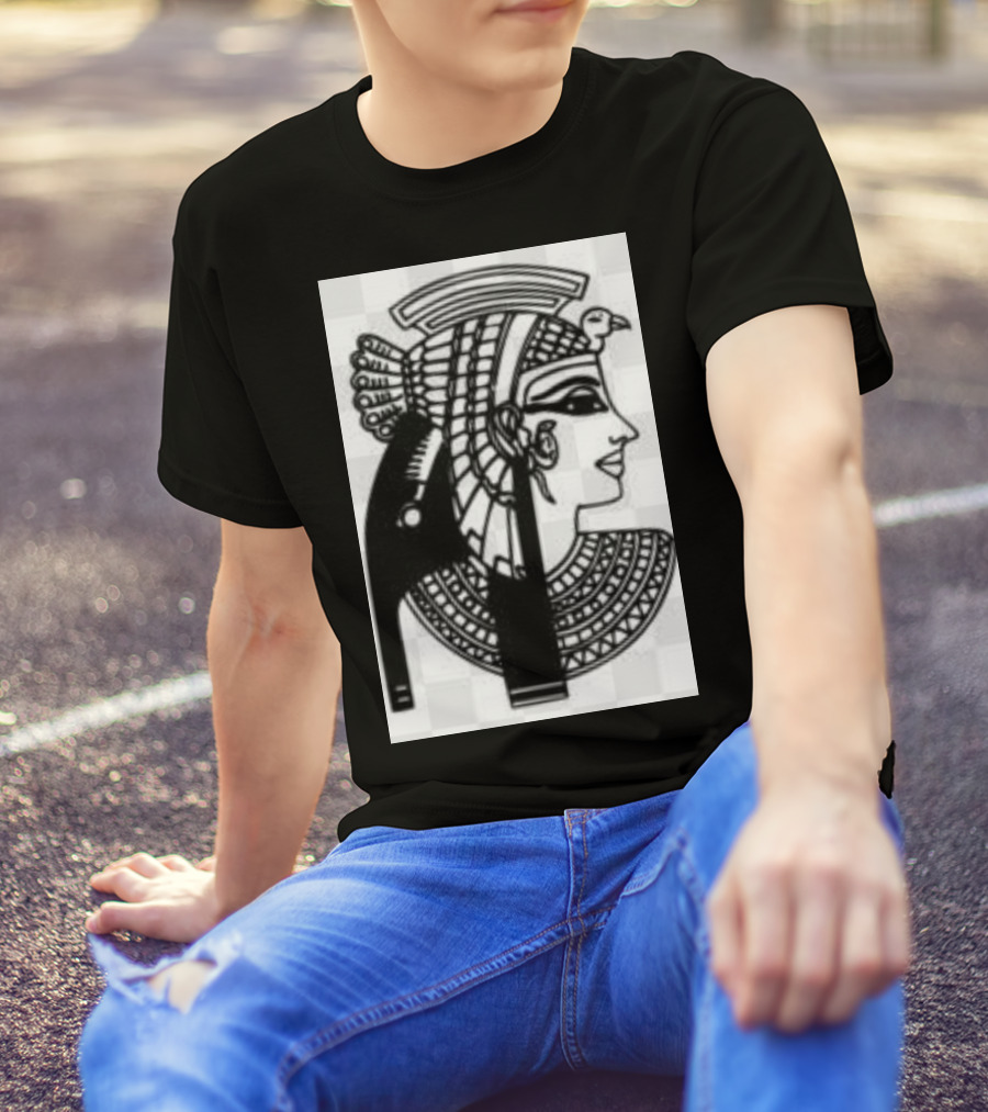 Ancient Egyptian Queen Nefertiti Profile With Uraeus And Intricate Neckpiece T-Shirt