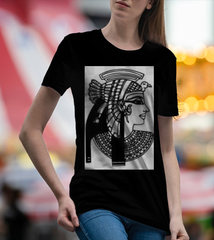 Ancient Egyptian Queen Nefertiti Profile With Uraeus And Intricate Neckpiece T-Shirt