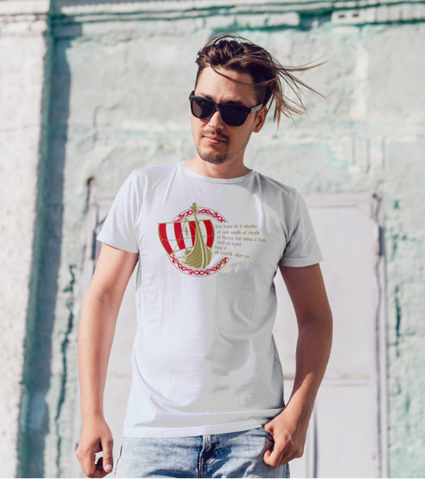 Drakkar Wikinger Schiff Odin Edda Rune Naudr þat Kann Ek Ið Níunda Ef Mik Nauðr Of Stendr At Bjarga Fari Minu á Floti Vind Ek Kyrri Vági á Ok Svæfik Allan Sæ T-Shirt