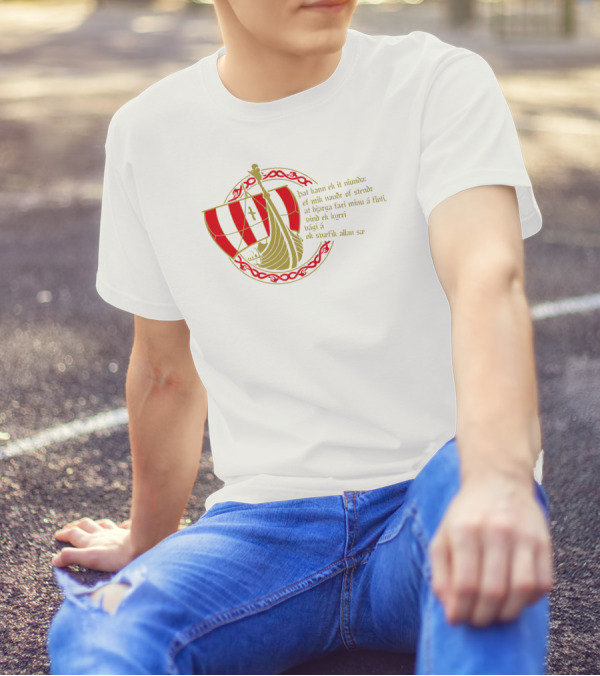Drakkar Wikinger Schiff Odin Edda Rune Naudr þat Kann Ek Ið Níunda Ef Mik Nauðr Of Stendr At Bjarga Fari Minu á Floti Vind Ek Kyrri Vági á Ok Svæfik Allan Sæ T-Shirt
