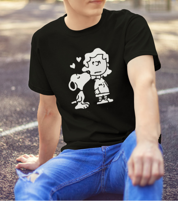 Puppy Love Snoopy Kissing Lucy Peanuts Hearts T-Shirt