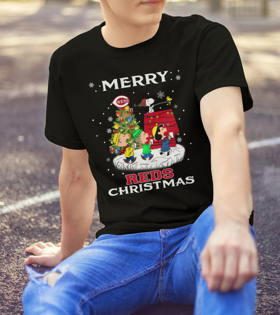 Merry Cincinnati Reds Christmas Snoopy Charlie Brown Woodstock T-Shirt