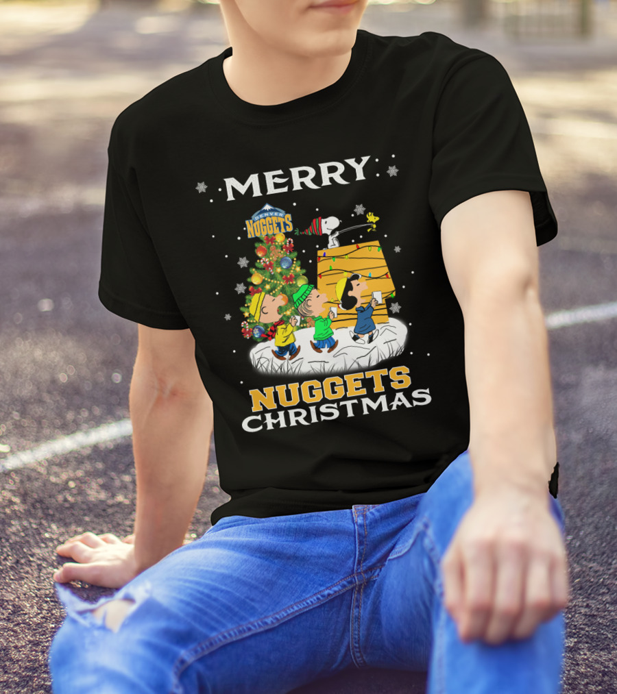 Merry Denver Nuggets Christmas Peanuts Characters And Snoopy Decorate Tree T-Shirt