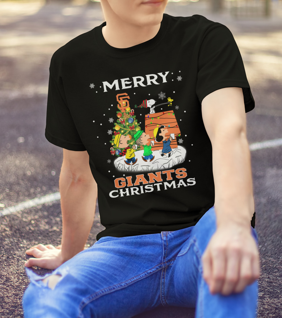Merry San Francisco Giants Christmas Snoopy Woodstock Peanuts Tree Snowflakes T-Shirt