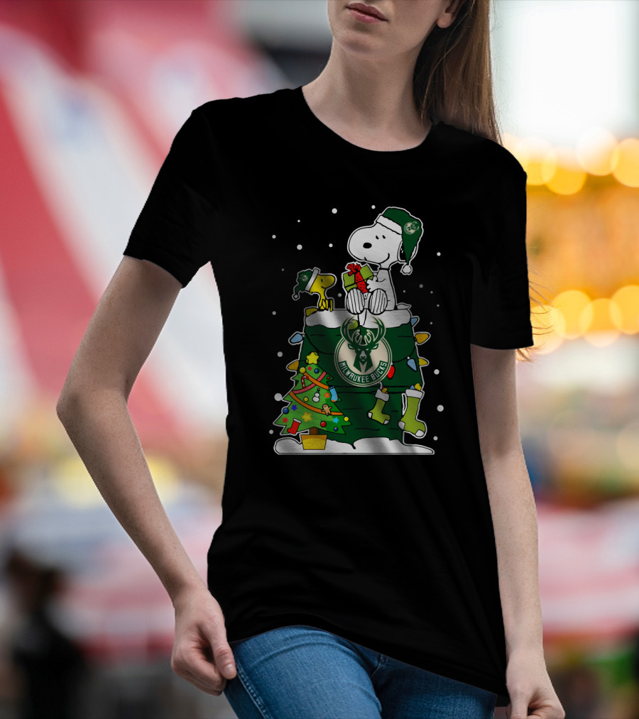 Milwaukee Bucks Snoopy And Woodstock Christmas Scene T-Shirt
