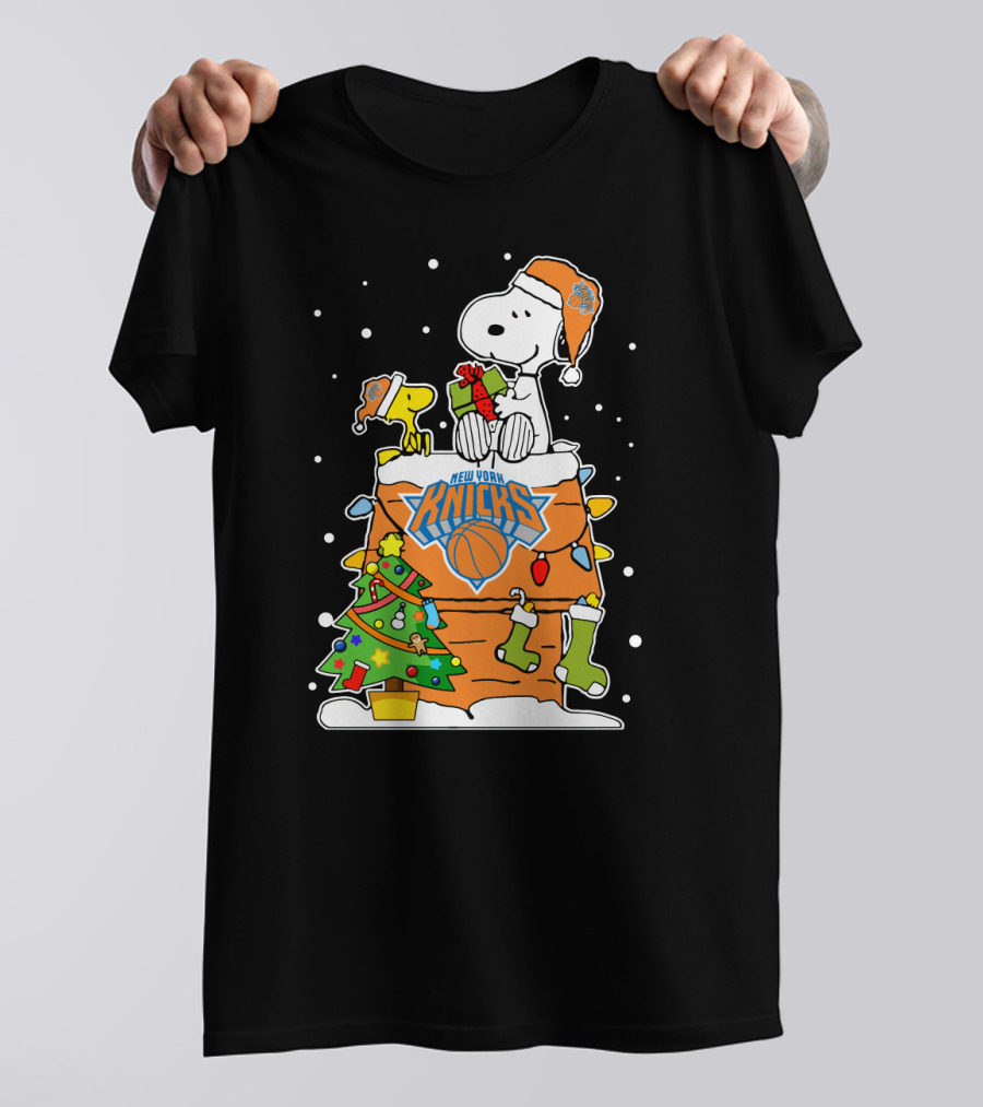 New York Knicks Christmas Snoopy And Woodstock Holiday Scene T-Shirt