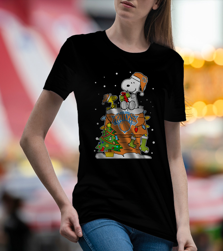 New York Knicks Christmas Snoopy And Woodstock Holiday Scene T-Shirt